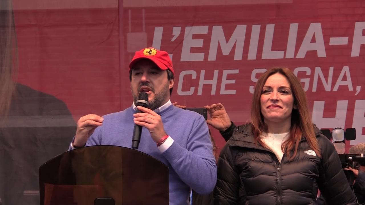 Elezioni Emilia-Romagna, Salvini a Maranello con il cappellino Ferrari: "Mandatemi a processo"