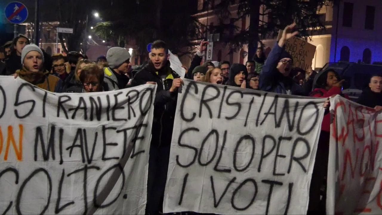 Castenaso (Bologna), contestatori contro Salvini: "Ci chiamavi idioti e ora vuoi i nostri voti"