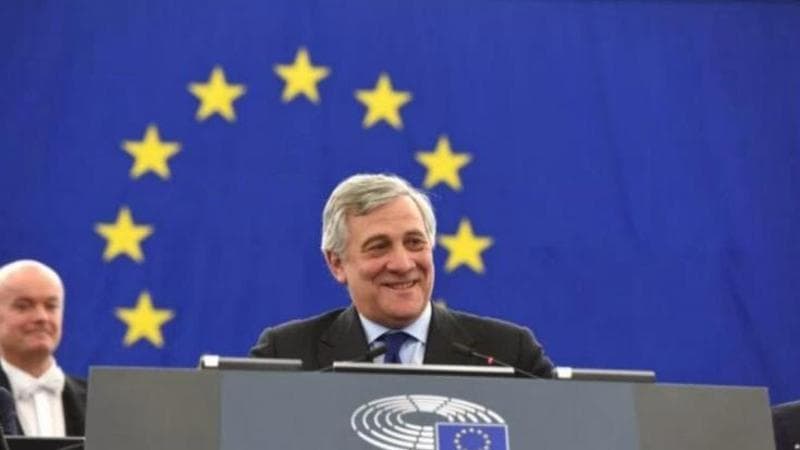 Scontro Tajani-Borghi-Vannacci sulla bandiera Ue. Il forzista: “Da ignoranti deriderla”. Il leghista: “La tenga pure come coperta”