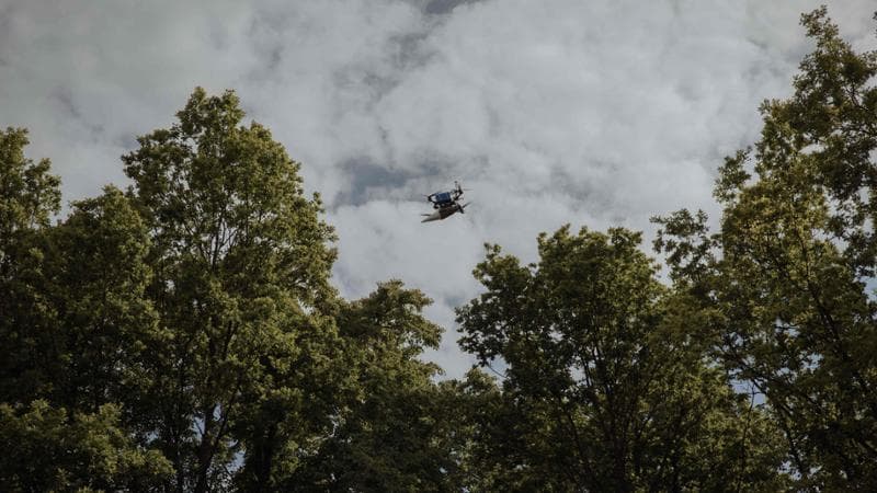 In fuga con i civili ucraini nei villaggi attorno a Kharkiv bersagliati dai droni russi