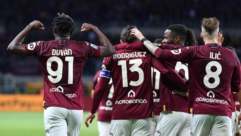 La festa del Torino dopo il gol di Zapata