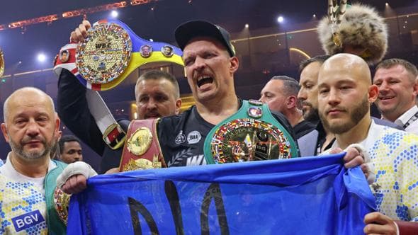 Usyk batte Fury ai punti: dopo 25 anni i pesi massimi hanno un solo re. Zelensky: “Gli ucraini sanno colpire duro” | Il soldato e il gigante