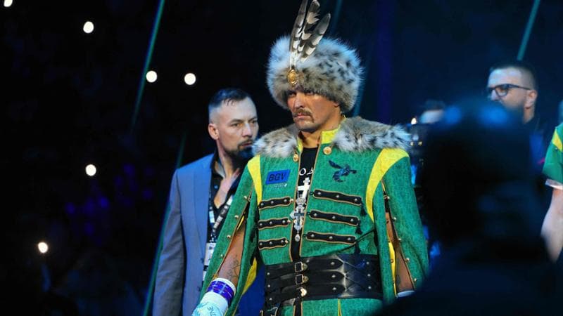 La spettacolare entrata sul ring di Usyk