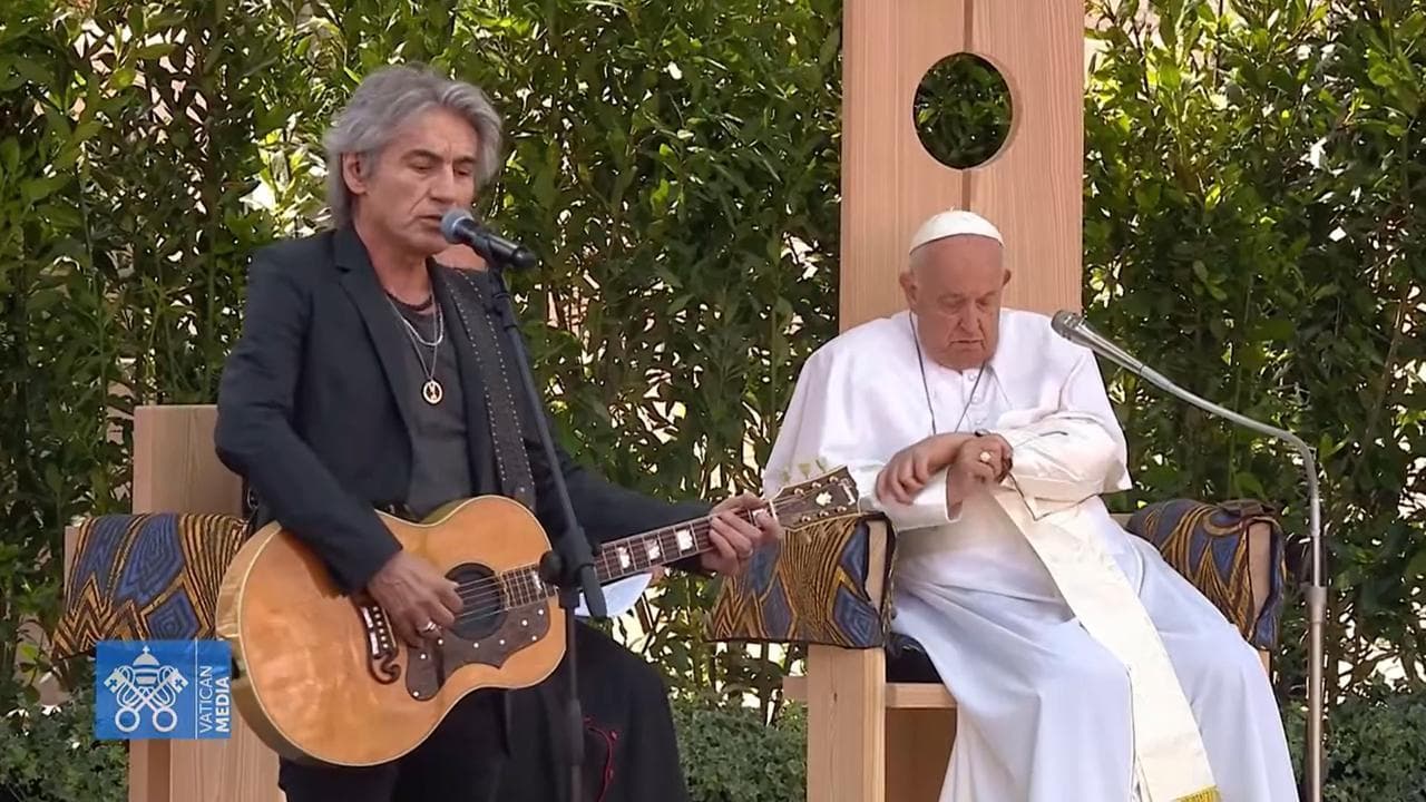 Arena di Verona, Ligabue canta "Non so quanto tempo rimane", il Papa guarda l'orologio