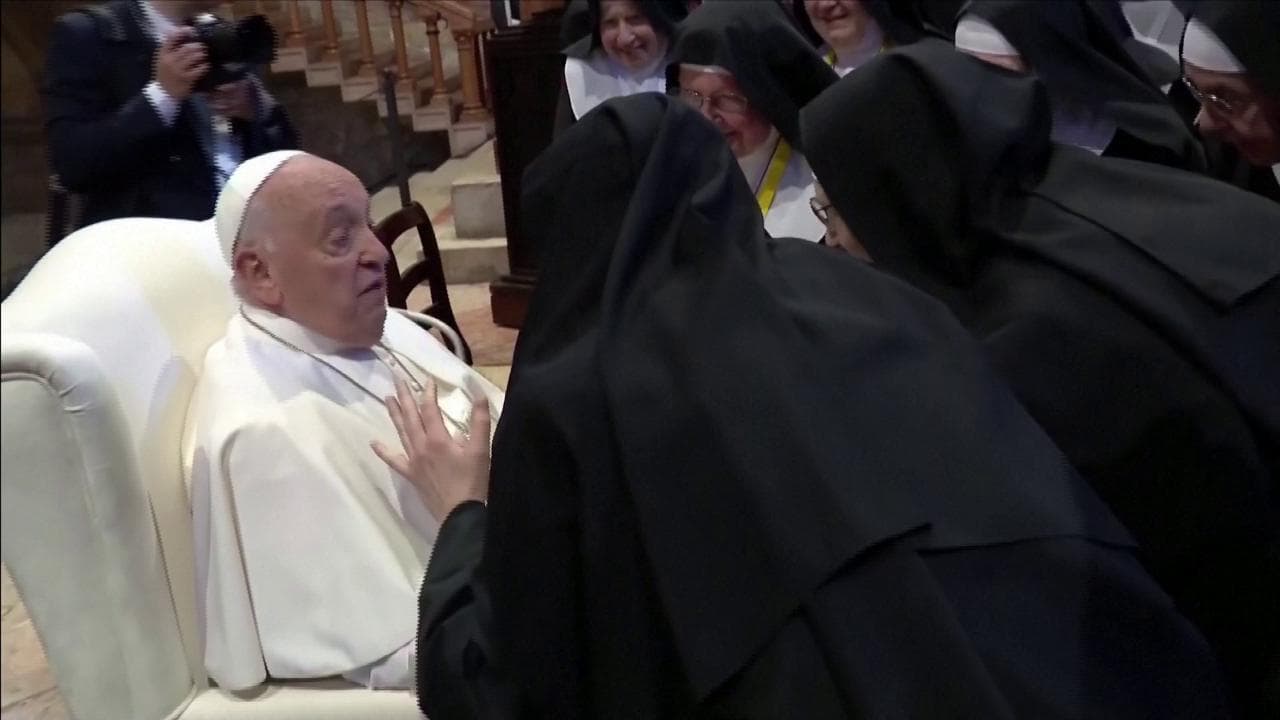 Papa Francesco e il saluto "asfissiante" delle monache di clausura a Verona