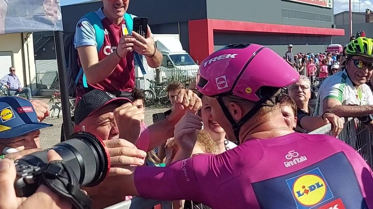 Il tris al Giro d'Italia di Jonathan Milan, che festeggia col nonno, il padre e i tifosi friulani