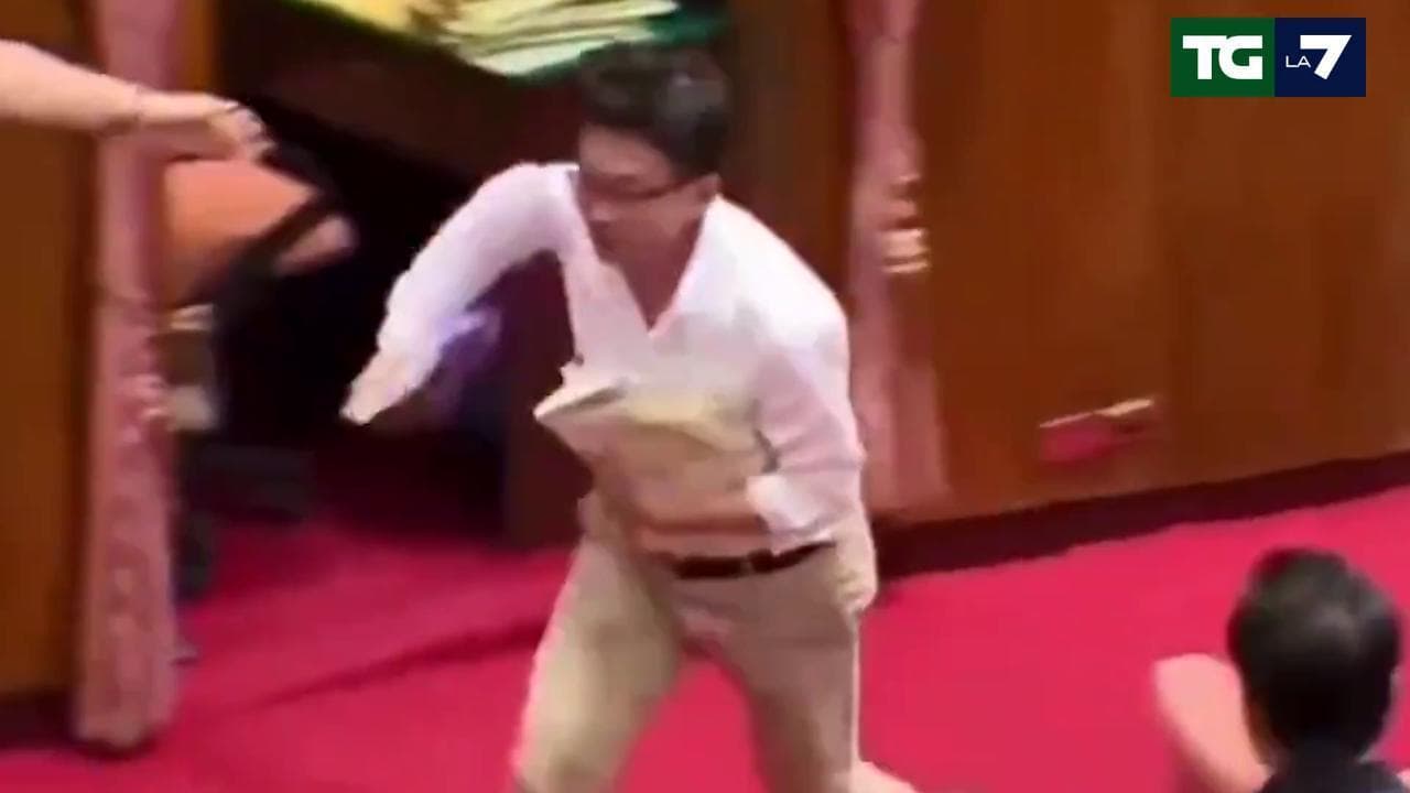 Taiwan, rissa in parlamento: deputato ruba il faldone con le schede elettorali e si dà alla fuga