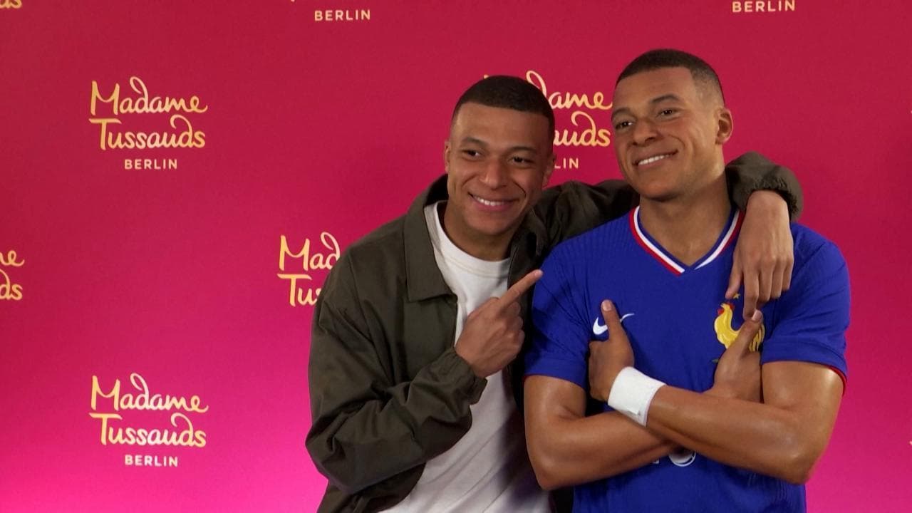 Calcio, la sorpresa di Mbappé davanti alla sua statua di cera: "Sono proprio io"