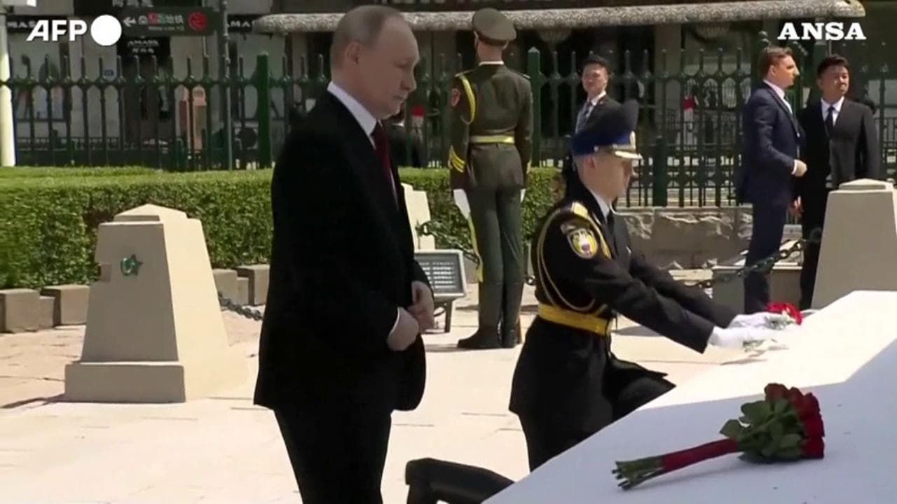 Putin in Cina omaggia il monumento ai caduti dell'Armata Rossa ad Harbin