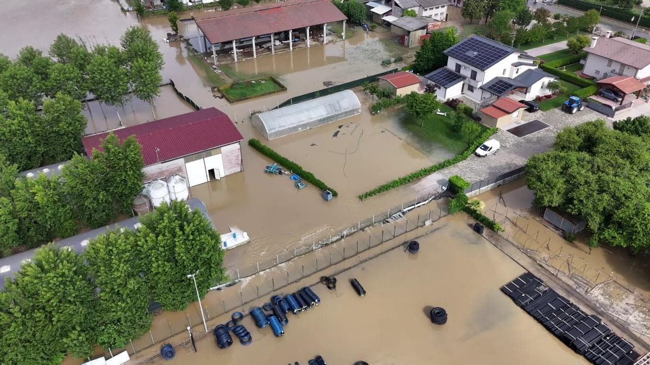 Alluvione in Veneto, cede l'argine del canale Muson: immagini dal drone dell'area del padovano allagata