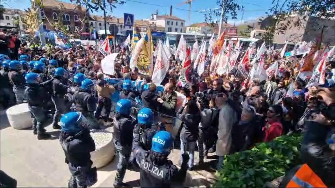 Manifestazione contro il ticket a Venezia, scontri con la polizia: le immagini