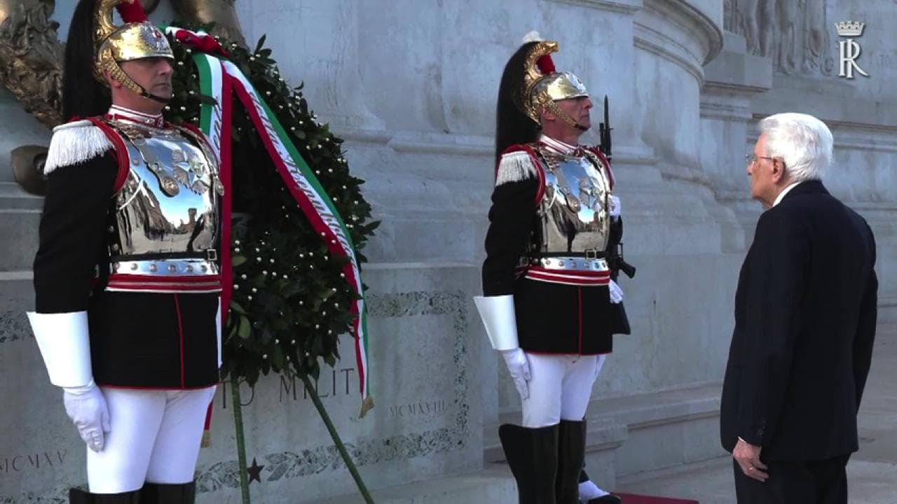 25 Aprile, Mattarella all'Altare della Patria depone una corona al Milite ignoto