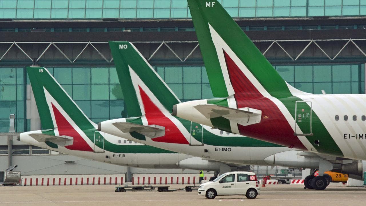 Alitalia, l'ultimo viaggio. Il comandante ai passeggeri: "È un volo storico".
