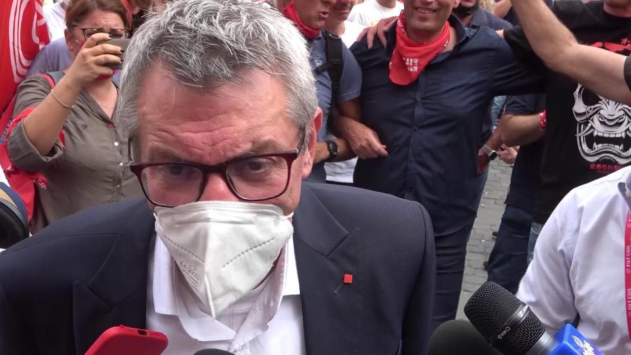Alitalia, i sindacati scendono in piazza. Landini: "Non si può licenziare con i soldi pubblici"