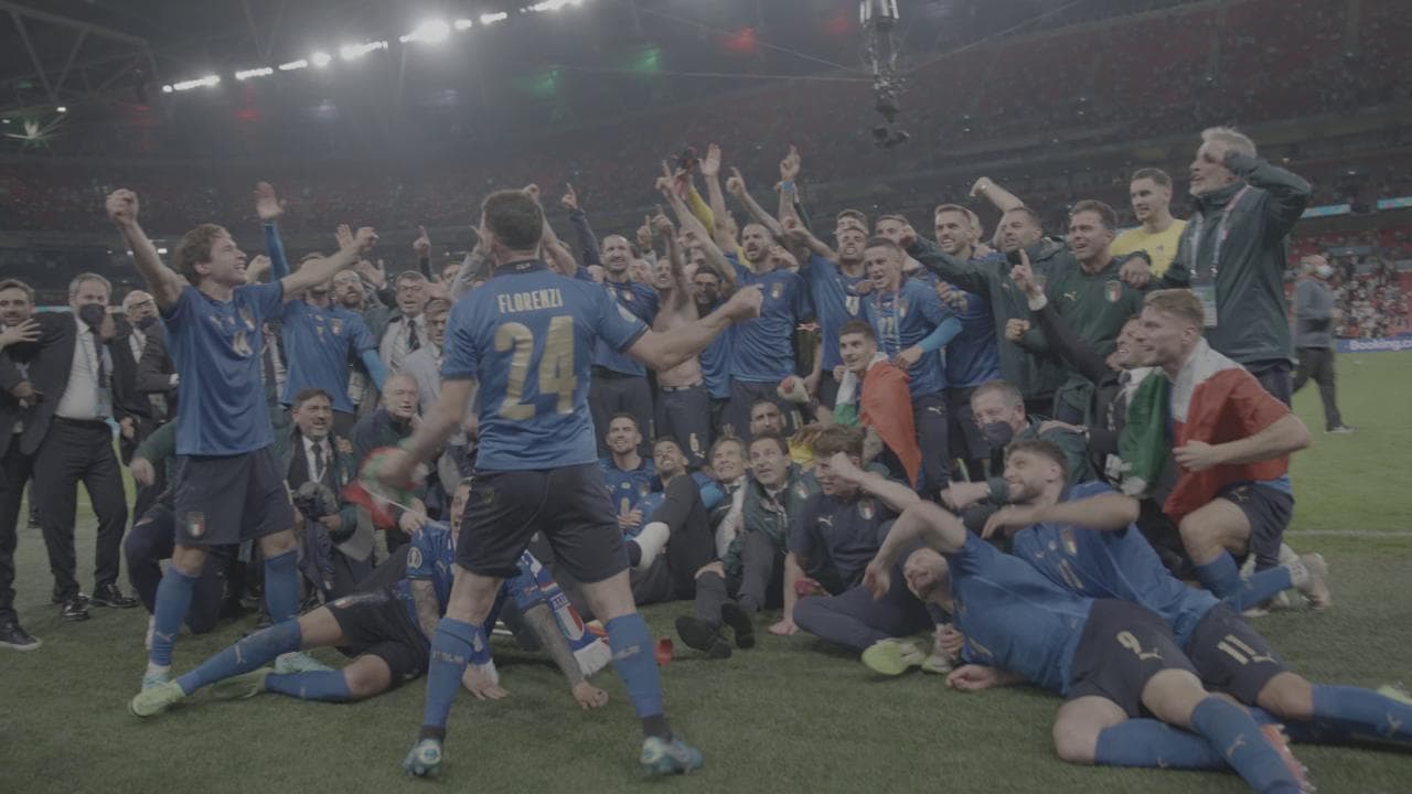Italia campione d'Europa, gli azzurri in campo cantano Notti Magiche