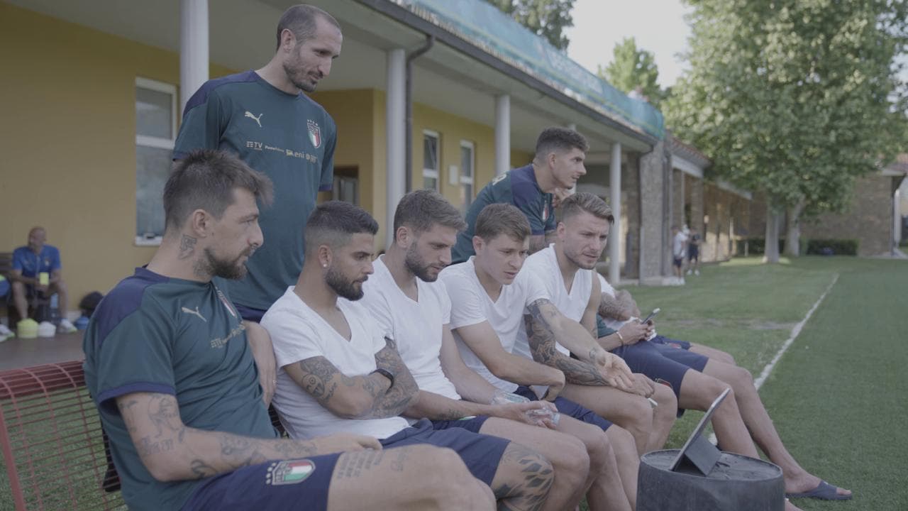 Coverciano, schierati a vedere la partita della Danimarca sull'Ipad. Mancini: "Che caos quel girone"