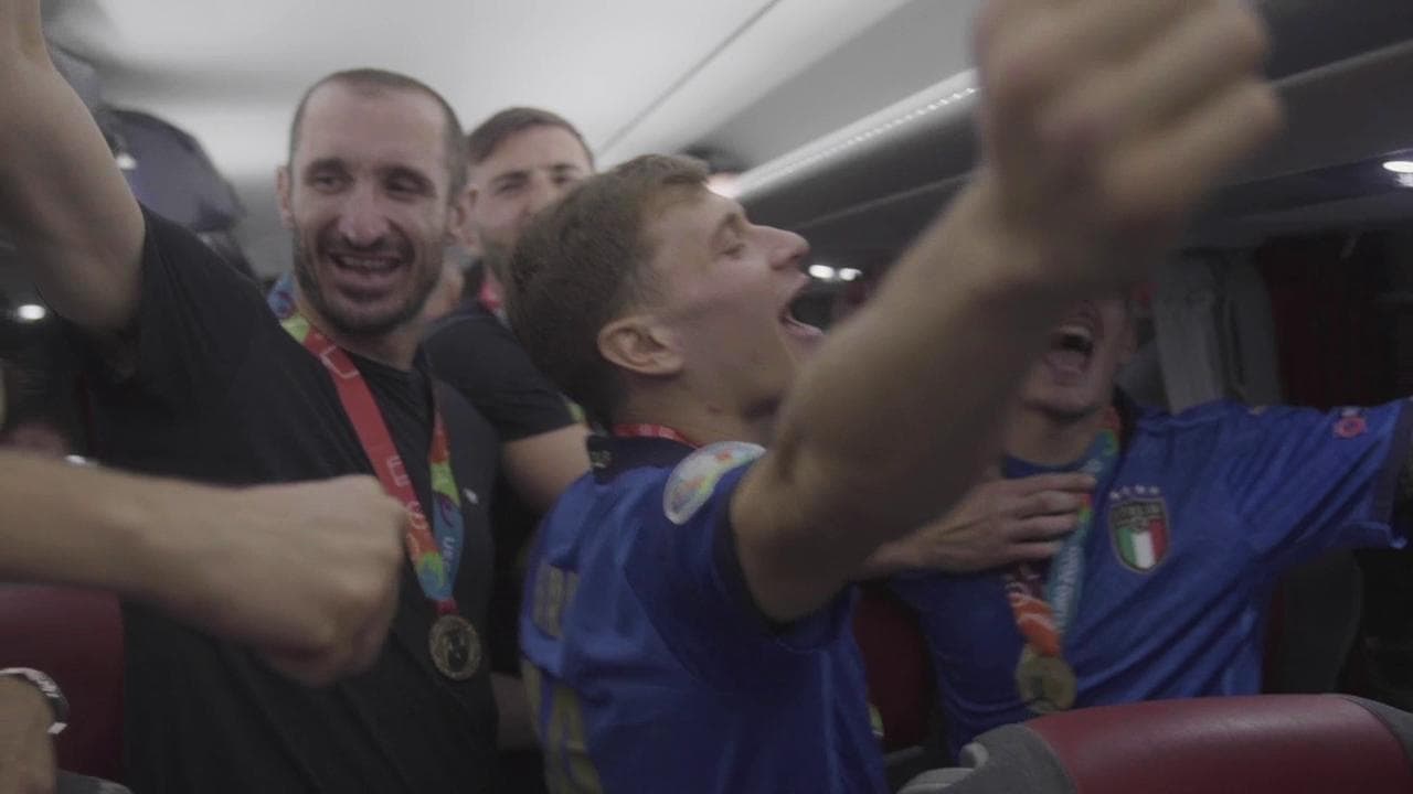Il viaggio in pullman, le carezze alla coppa, la corona a chi dorme: il ritorno degli campioni d'Europa