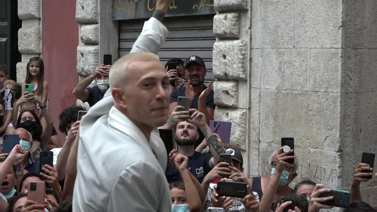Carrara, Bernardeschi si sposa: all'uscita dalla chiesa parte il coro "Siamo campioni d'Europa"