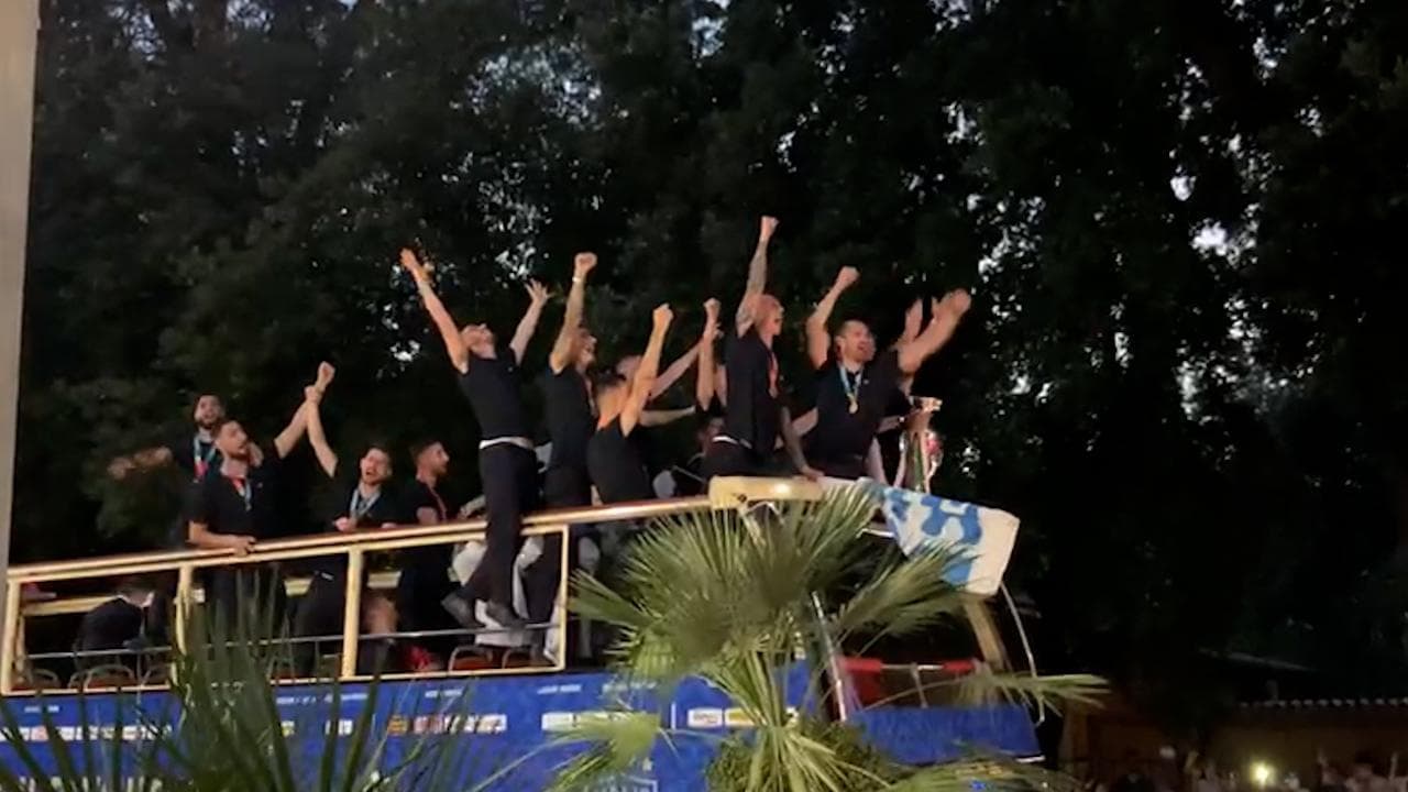 Euro2020, maxi assembramento davanti all'hotel degli Azzurri