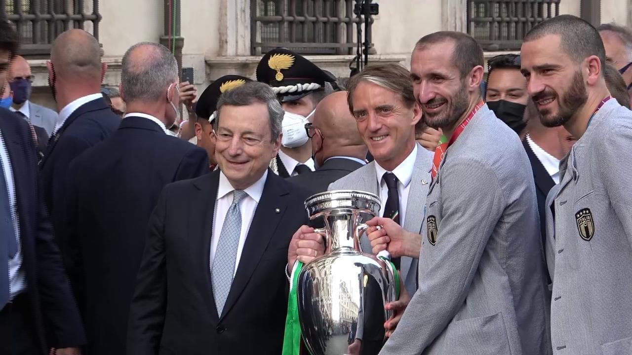 Euro2020, Draghi accoglie gli Azzurri a Palazzo Chigi e alza la coppa con loro