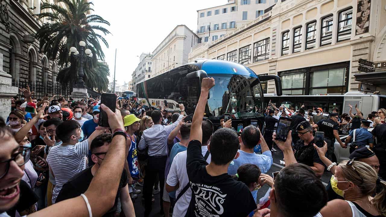 Euro2020, gli Azzurri lasciano il Quirinale: per le strade tifosi in delirio