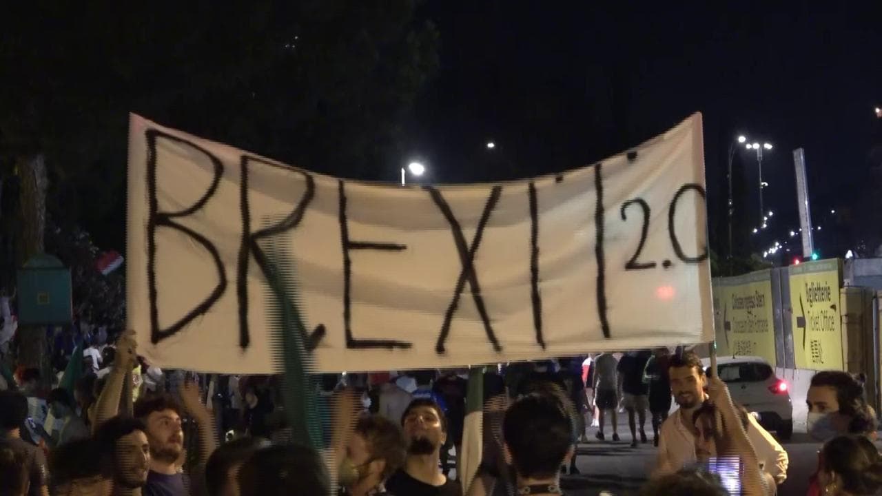 Euro2020, notte di festa a Roma: dai caroselli alle canzoni di Carrà, i tifosi celebrano il trionfo dell'Italia