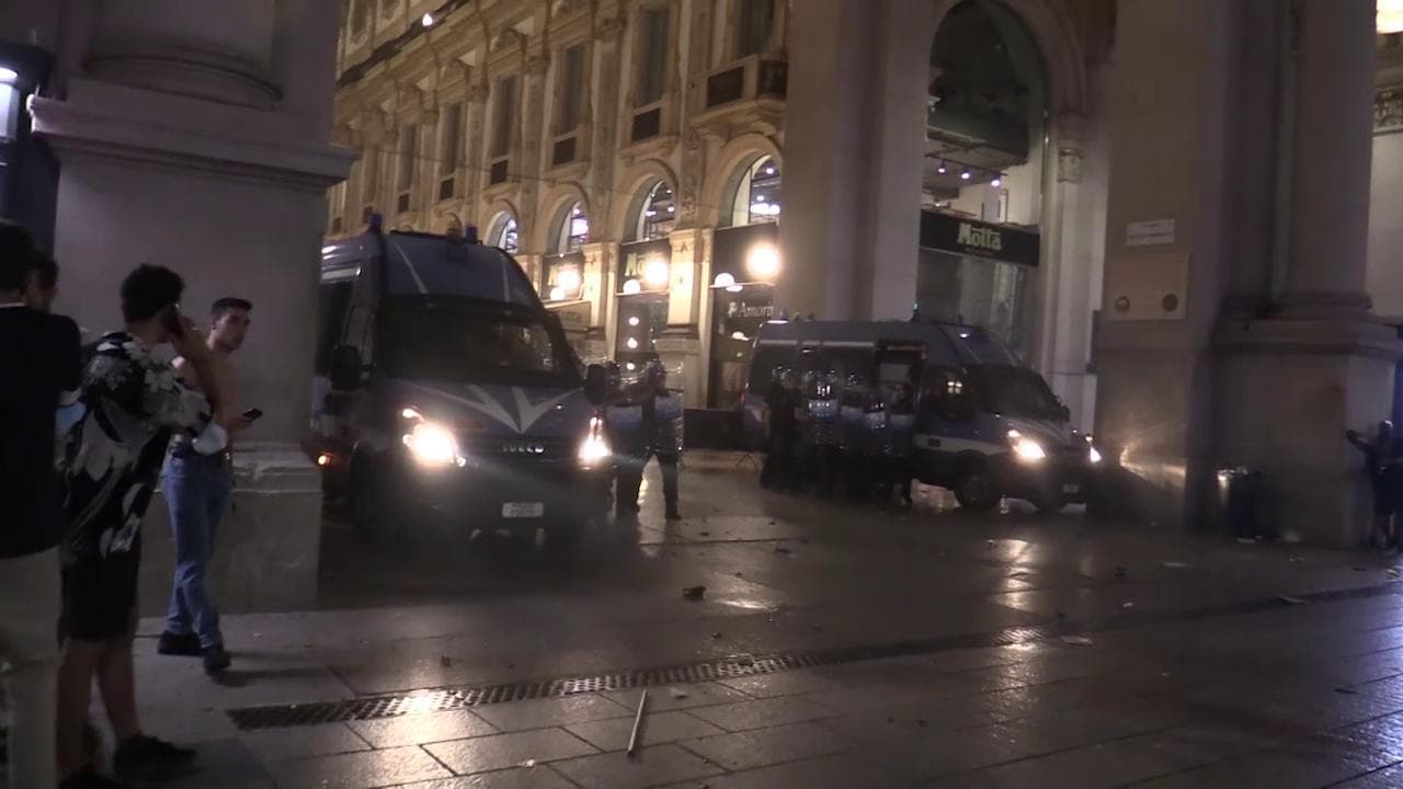 Euro 2020, a Milano lanci di bottiglie e insulti verso la polizia