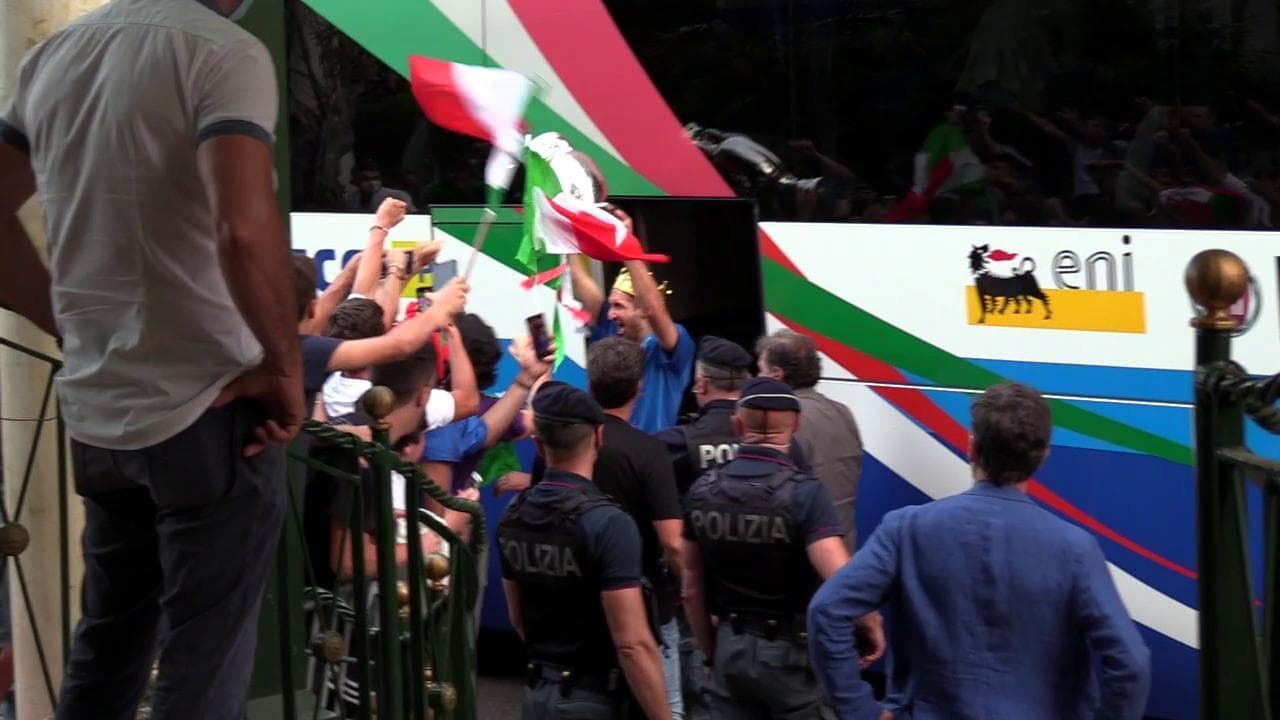 Euro2020, gli Azzurri arrivano all'Hotel Parco dei Principi e Chiellini scende come un re: corona in testa e Coppa in mano