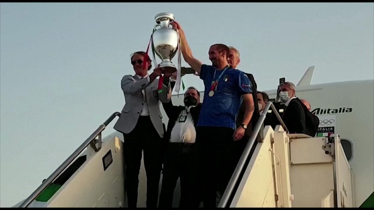 Euro2020, gli azzurri atterrano a Fiumicino: i campioni d'Europa accolti da 200 tifosi