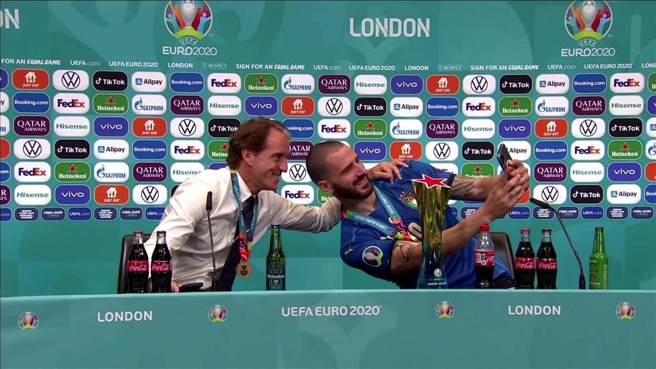 Euro2020, Bonucci scatenato in conferenza: beve birra, Coca Cola e scatta un selfie con Mancini