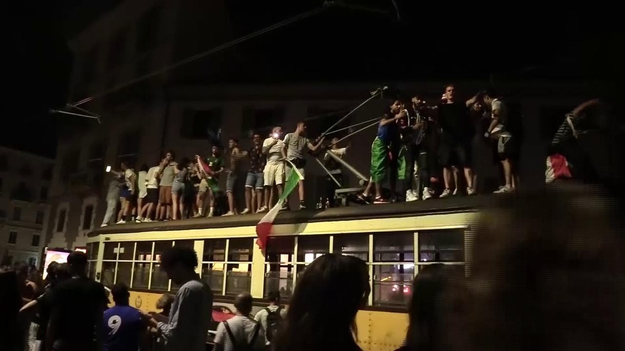 Euro 2020, tifosi scatenati sui Navigli: tram bloccati e presi d'assalto