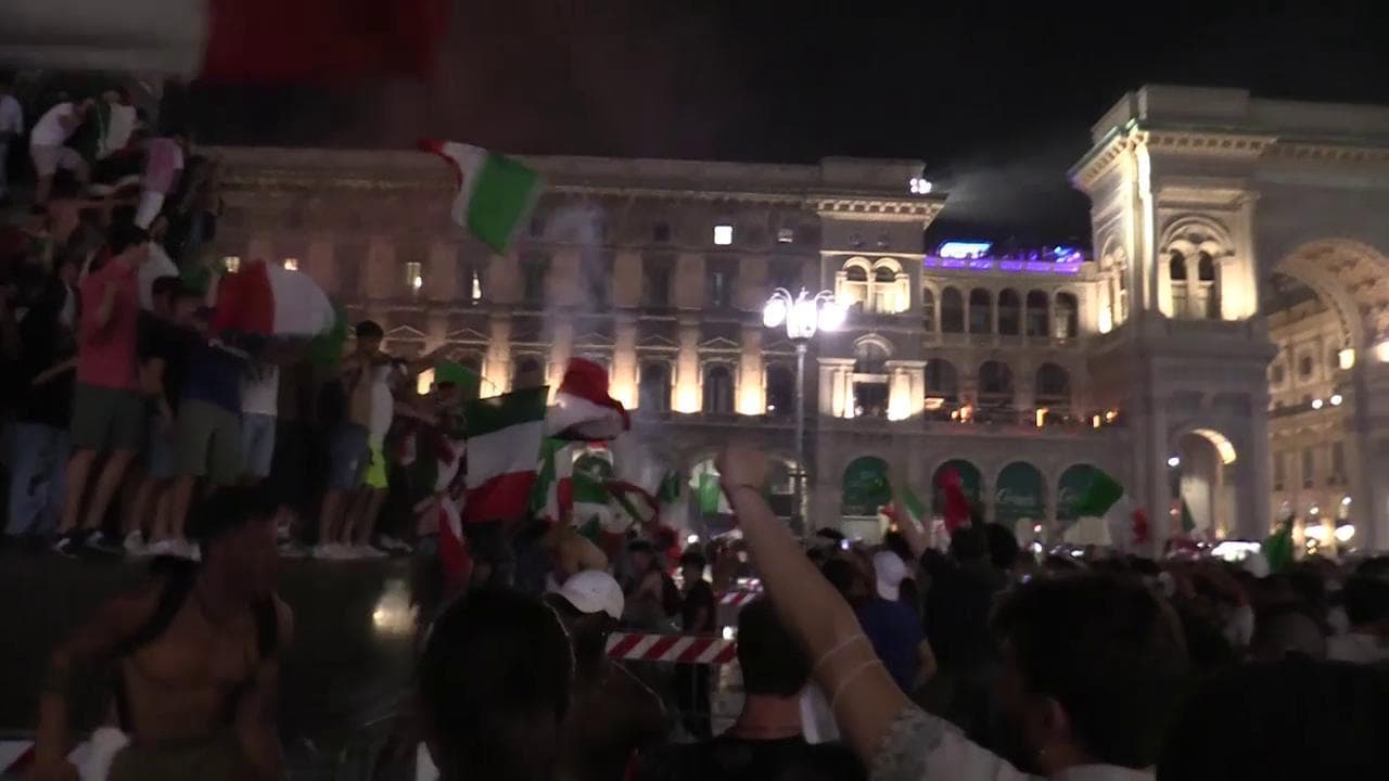 Euro2020, dall'inno di Mameli a "chi non salta un inglese è": Milano in festa per gli Azzurri
