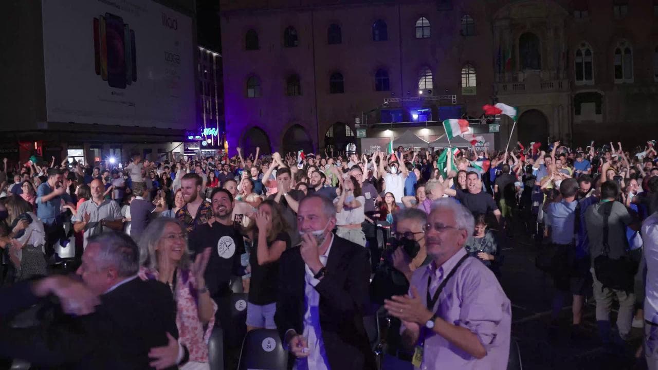 Euro 2020, l'esultanza della piazza di Repubblica delle Idee a Bologna dopo l'ultimo rigore