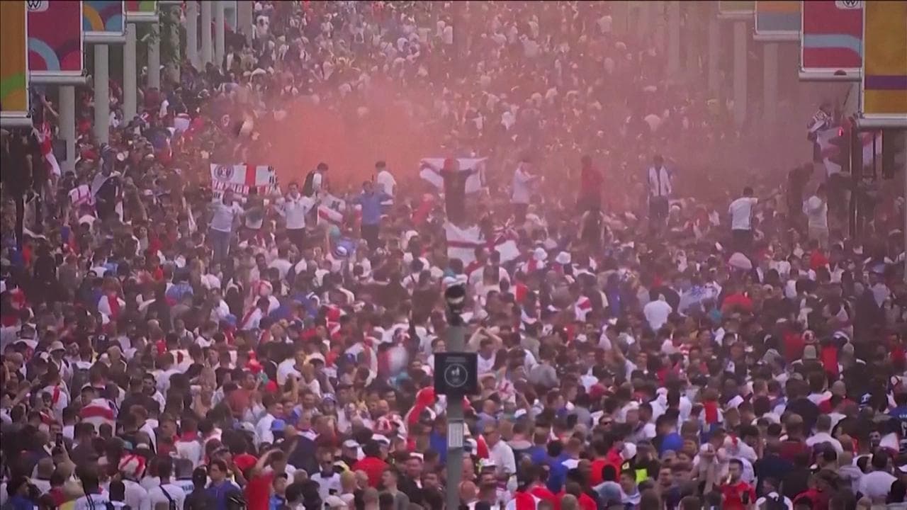 Euro2020, i tifosi di Inghilterra e Italia arrivano a Wembley: assembramenti e niente mascherine