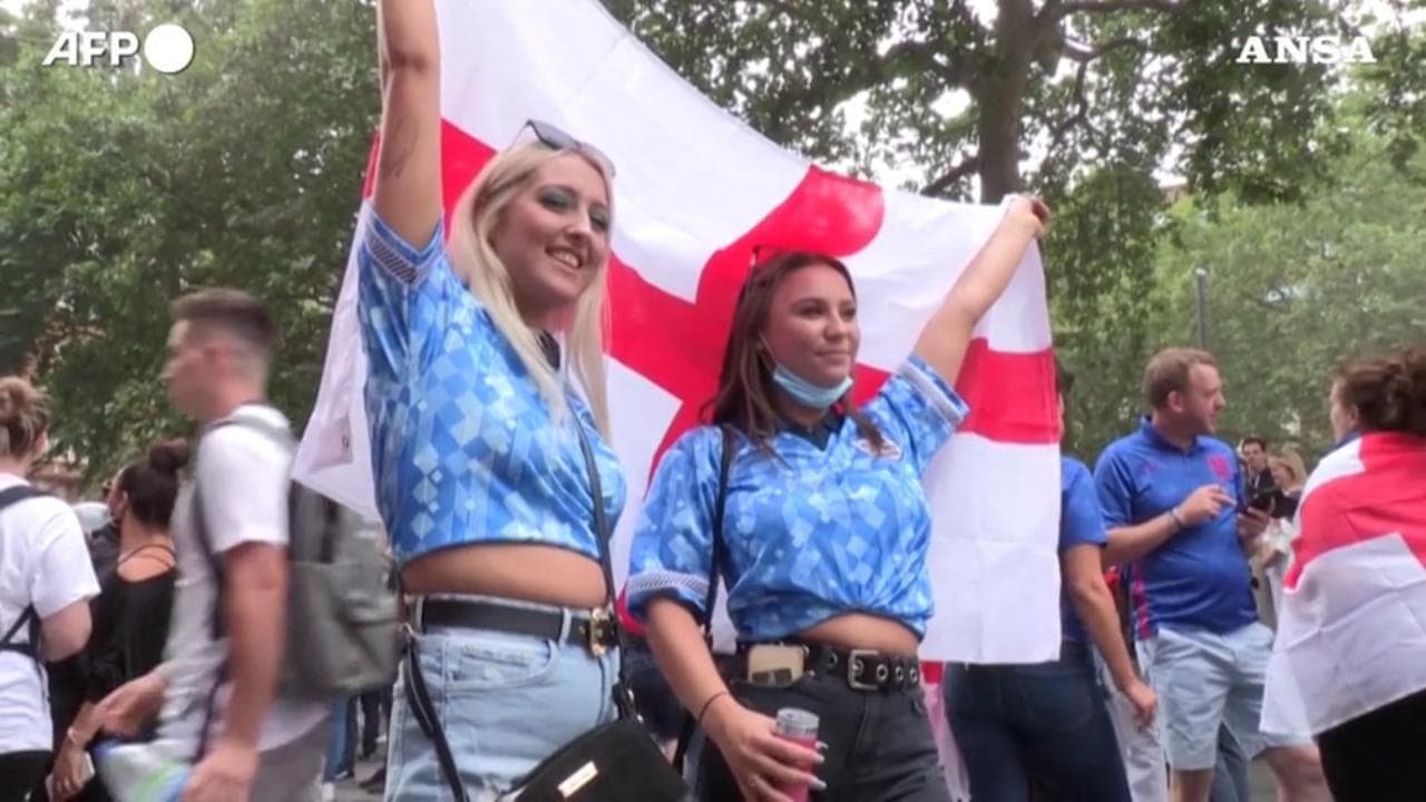 Euro2020, tifosi inglesi già scatenati: cori e fumogeni in centro a Londra