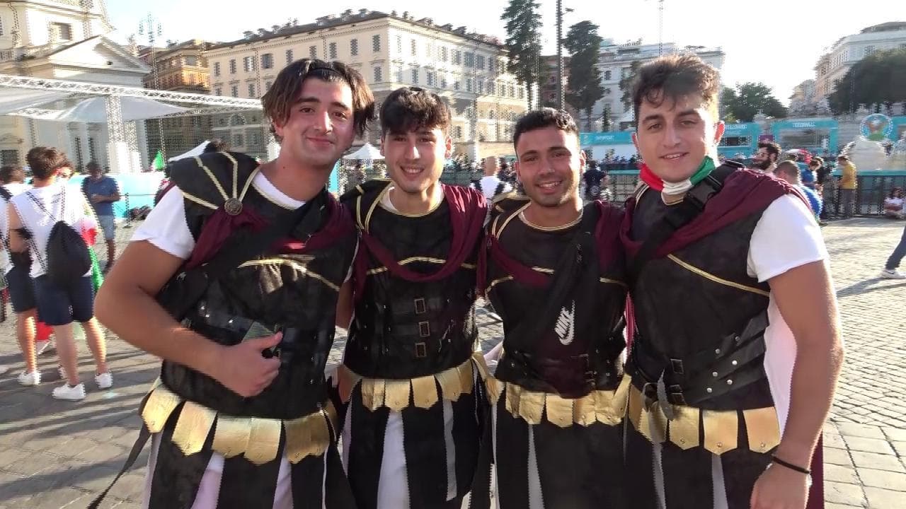 Euro2020, sale la febbre da finale: a Piazza del Popolo tifosi vestiti da gladiatori