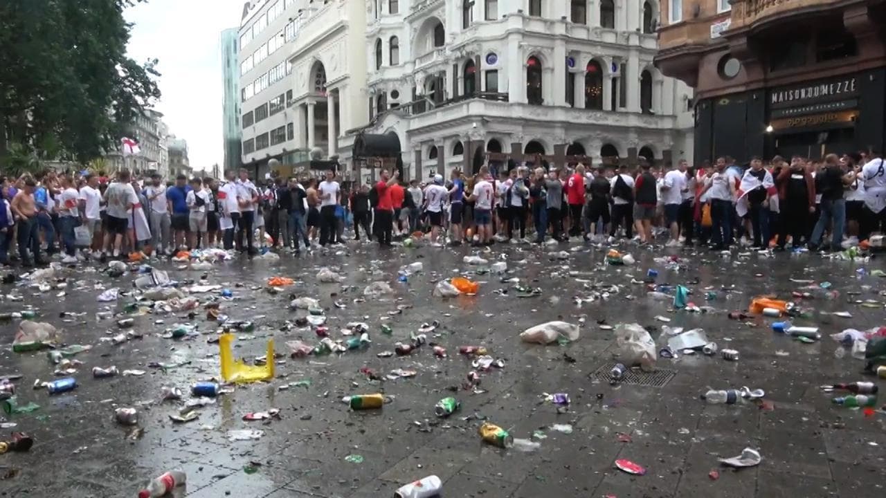 Euro2020, tifosi inglesi scatenati: lancio di bottiglie e vetrine infrante a Leicester Square