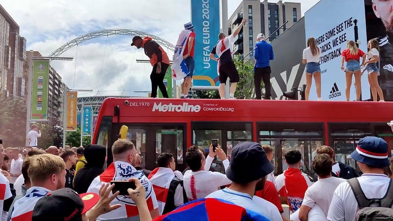 Euro 2020, tifosi inglesi assaltano bus prima della partita a Wembley