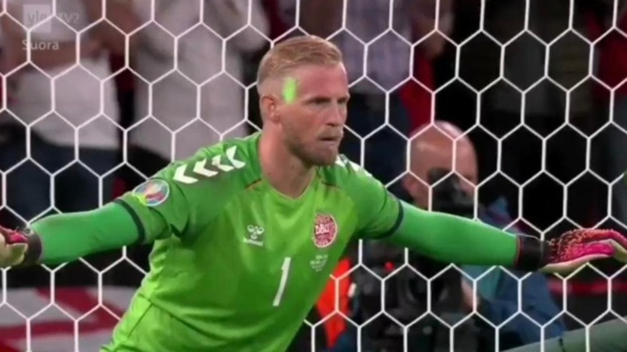 Euro2020, Inghilterra-Danimarca: tifosi puntano un laser negli occhi di Schmeichel prima del rigore