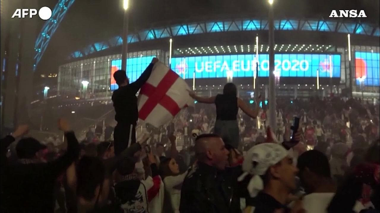 Euro2020, fuochi d'artificio e cori: i tifosi inglesi festeggiano la vittoria