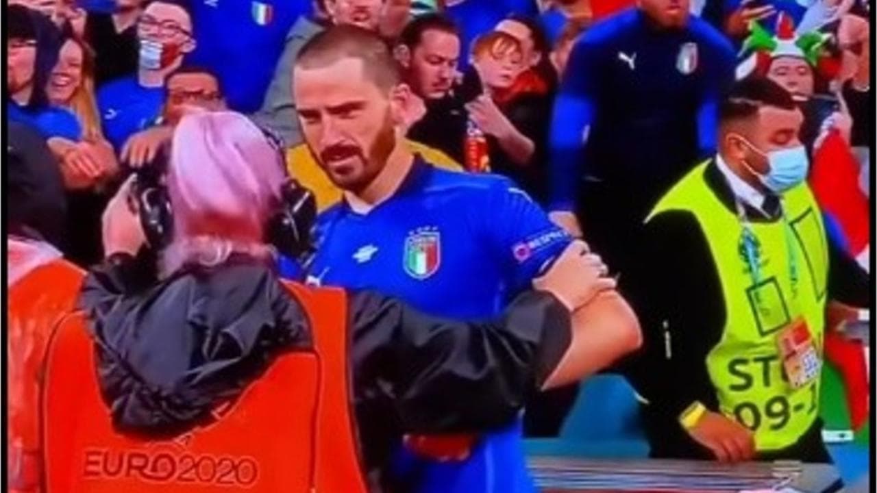 Euro2020, Italia-Spagna: Bonucci scambiato per un tifoso e bloccato da una steward