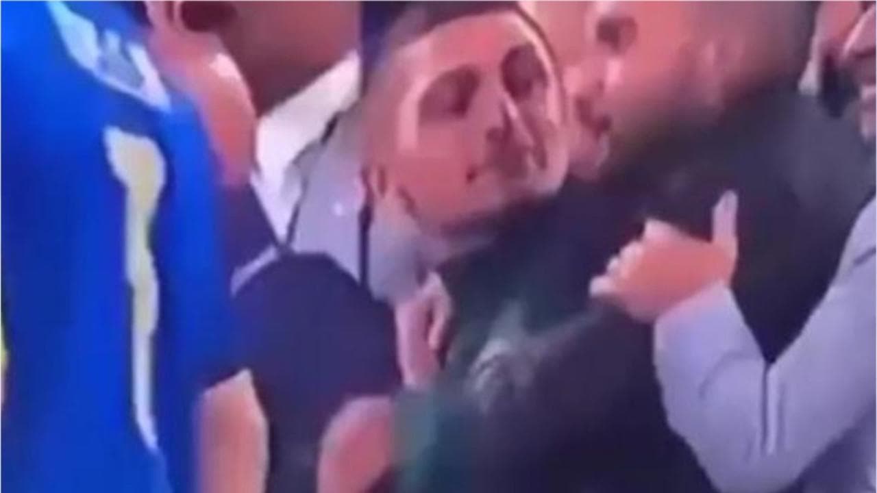Euro2020, un tifoso entra in campo e festeggia insieme all'Italia. Verratti: "Ma tu chi sei?"