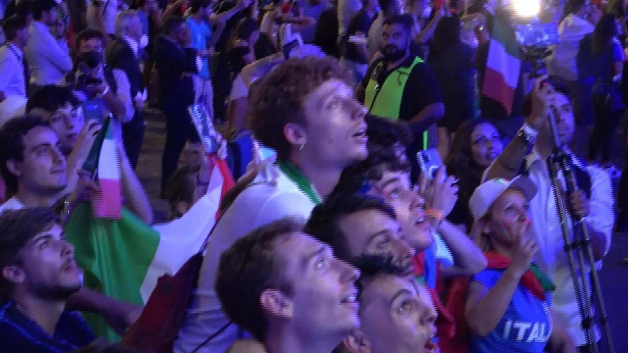 Euro2020, l'Italia batte la Spagna ai rigori: nel centro di Roma si scatena la festa dei tifosi