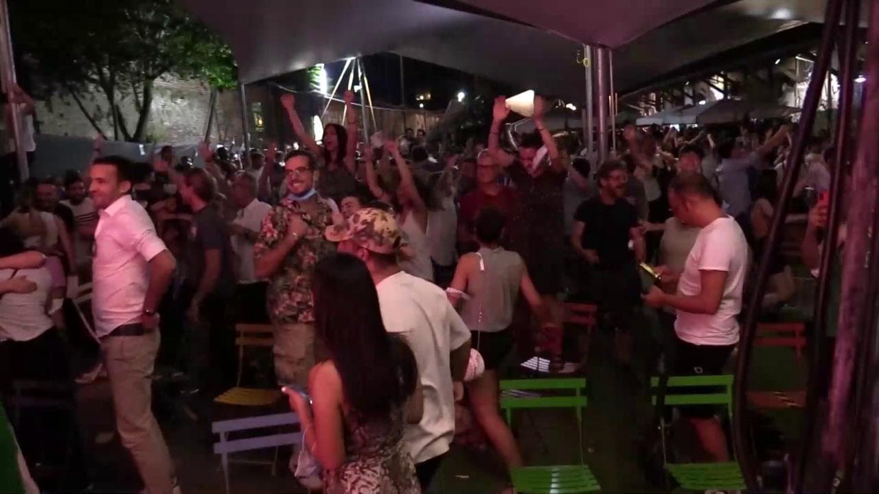 Euro2020, l'ansia degli ultimi tre rigori di Italia-Spagna visti dai tifosi: il gol e poi il delirio