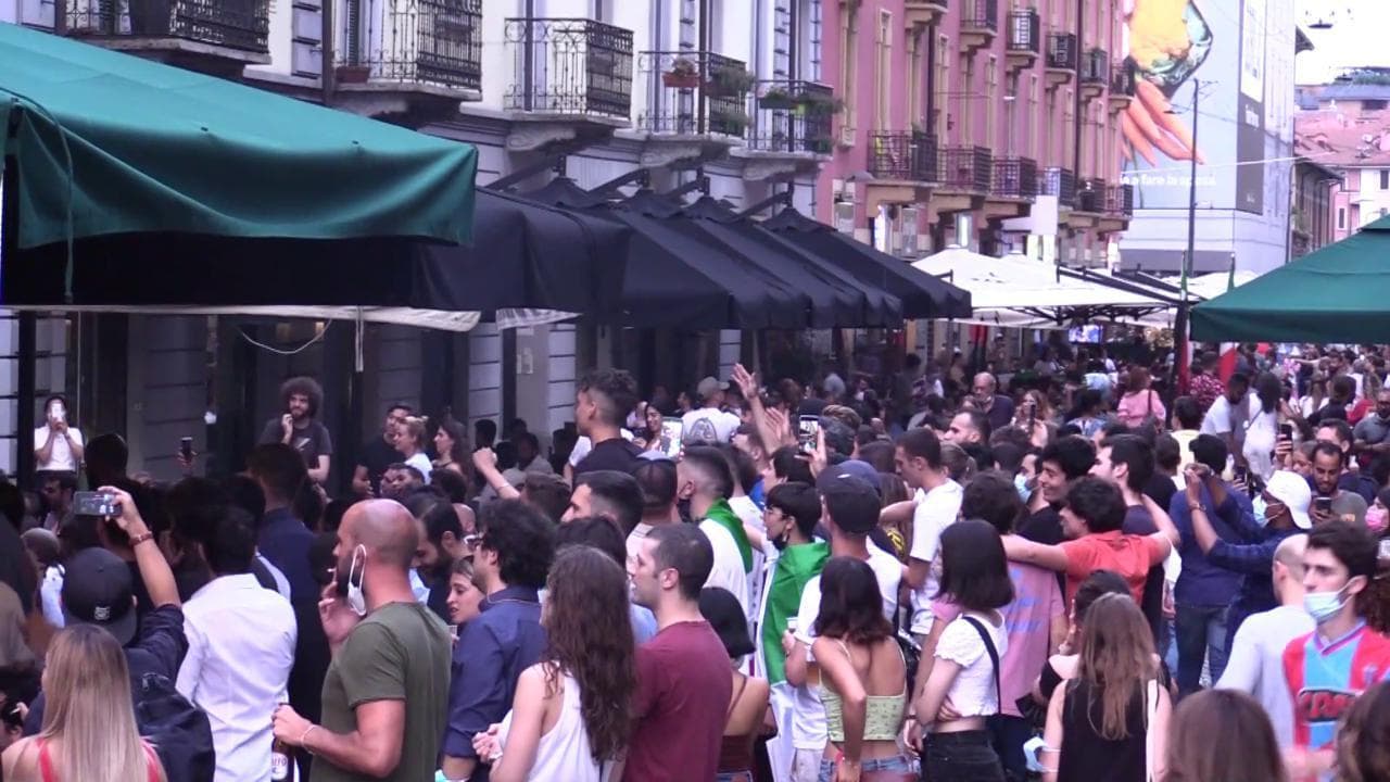 Euro2020, un urlo sul Naviglio: i tifosi cantano l'inno di Mameli prima di Italia-Spagna