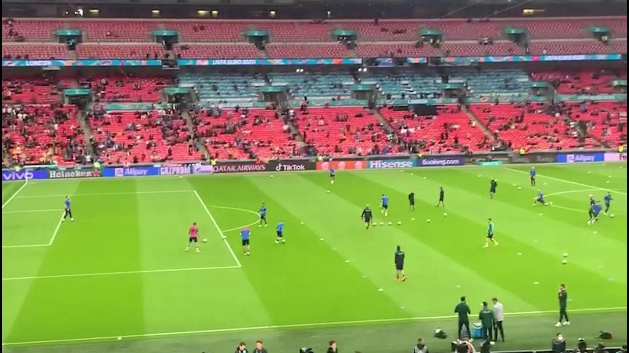 Euro2020, Wembley omaggia Raffaella Carrà: l'Italia si riscalda sulle note di "A far l'amore comincia tu"