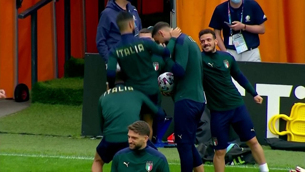 Euro2020, Insigne è troppo basso: Immobile deve prenderlo in braccio per dare uno schiaffo a Donnarumma
