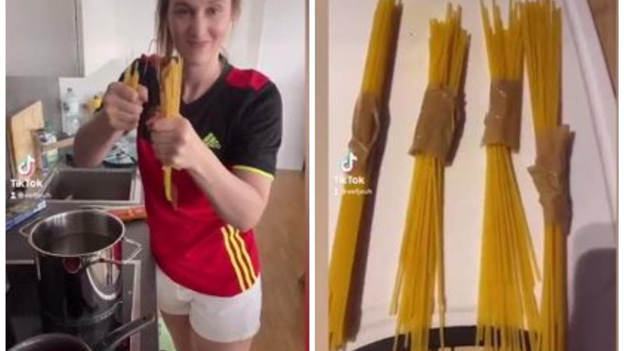 Lo sfottò della conduttrice belga: spezza gli spaghetti prima del match con l'Italia. Dopo gli insulti, le scuse ironiche