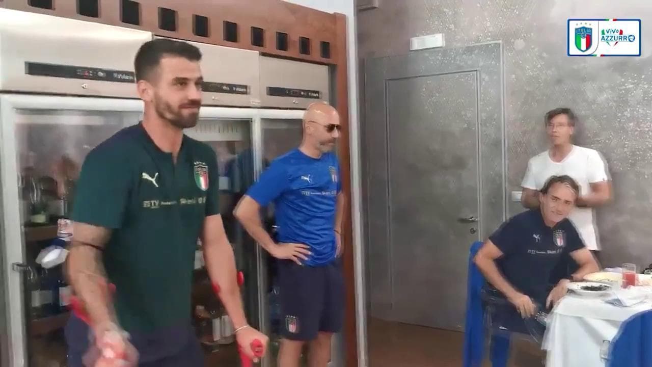 Italia, Spinazzola lascia la Nazionale in stampelle: l'emozionante saluto dei compagni
