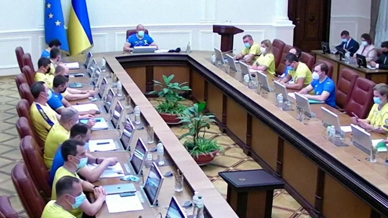 Euro2020, niente giacca e cravatta: i ministri indossano magliette gialle e blu per la vittoria dell'Ucraina